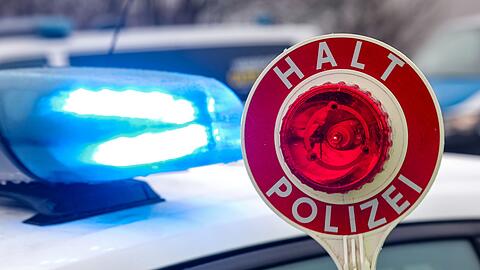 Ein 22-J&auml;hriger wollte sich einer Polizeikontrolle entziehen und ist mit seinem Auto gegen eine Ampel gefahren. (Symbolbild)