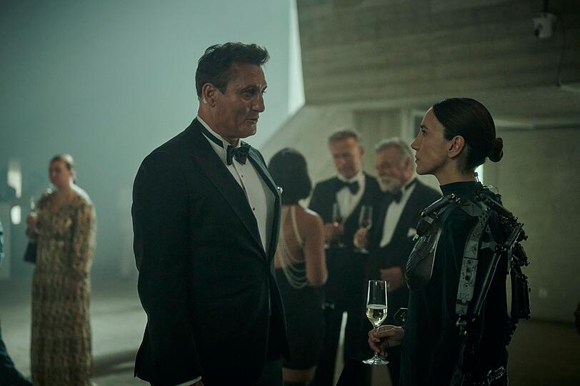 Sci-Fi-Thrillerserie "Droneland" nach dem Roman "Drohnenland" von Tom Hillenbrand bei Magenta TV: Ex-Soldat Aart Westerfeld (Oliver Masucci) lässt sich von Europol-Chefin Katarina Kush (Sibel Kekilli) zu einem heiklen Auftrag überreden. Sci-Fi-Thrillerserie "Droneland" nach dem Roman "Drohnenland" von Tom Hillenbrand bei Magenta TV: Ex-Soldat Aart Westerfeld (Oliver Masucci) lässt sich von Europol-Chefin Katarina Kush (Sibel Kekilli) zu einem heiklen Auftrag überreden.