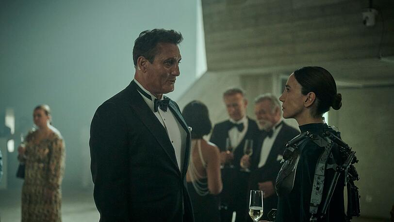 Sci-Fi-Thrillerserie "Droneland" nach dem Roman "Drohnenland" von Tom Hillenbrand bei Magenta TV: Ex-Soldat Aart Westerfeld (Oliver Masucci) lässt sich von Europol-Chefin Katarina Kush (Sibel Kekilli) zu einem heiklen Auftrag überreden. Sci-Fi-Thrillerserie "Droneland" nach dem Roman "Drohnenland" von Tom Hillenbrand bei Magenta TV: Ex-Soldat Aart Westerfeld (Oliver Masucci) lässt sich von Europol-Chefin Katarina Kush (Sibel Kekilli) zu einem heiklen Auftrag überreden.