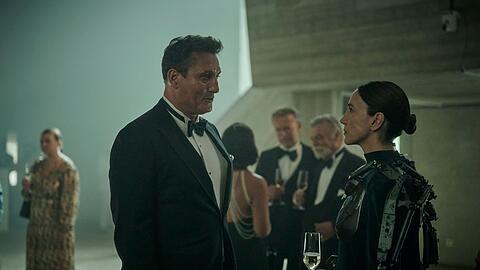 Sci-Fi-Thrillerserie "Droneland" nach dem Roman "Drohnenland" von Tom Hillenbrand bei Magenta TV: Ex-Soldat Aart Westerfeld (Oliver Masucci) l&auml;sst sich von Europol-Chefin Katarina Kush (Sibel Kekilli) zu einem heiklen Auftrag &uuml;berreden.
