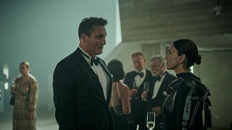 Sci-Fi-Thrillerserie "Droneland" nach dem Roman "Drohnenland" von Tom Hillenbrand bei Magenta TV: Ex-Soldat Aart Westerfeld (Oliver Masucci) l&auml;sst sich von Europol-Chefin Katarina Kush (Sibel Kekilli) zu einem heiklen Auftrag &uuml;berreden.