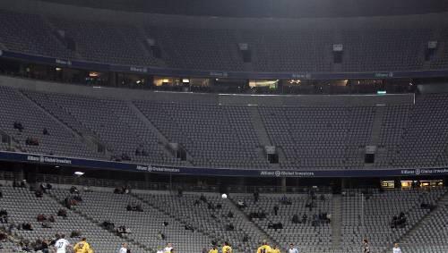 Fast ein Geisterspiel: So sah es vor einem Jahr in der Allianz Arena aus, als die Löwen im Pokal auf Duisburg trafen – und im Elfmeterschießen gewannen. Fast ein Geisterspiel: So sah es vor einem Jahr in der Allianz Arena aus, als die Löwen im Pokal auf Duisburg trafen – und im Elfmeterschießen gewannen.