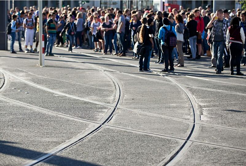 Ein 24-stündiger Warnstreik der Bus- und U-Bahnfahrer in Nürnberg hat viele Pendler zum Umstieg aufs Auto oder längeren Fußmärschen gewzungen.