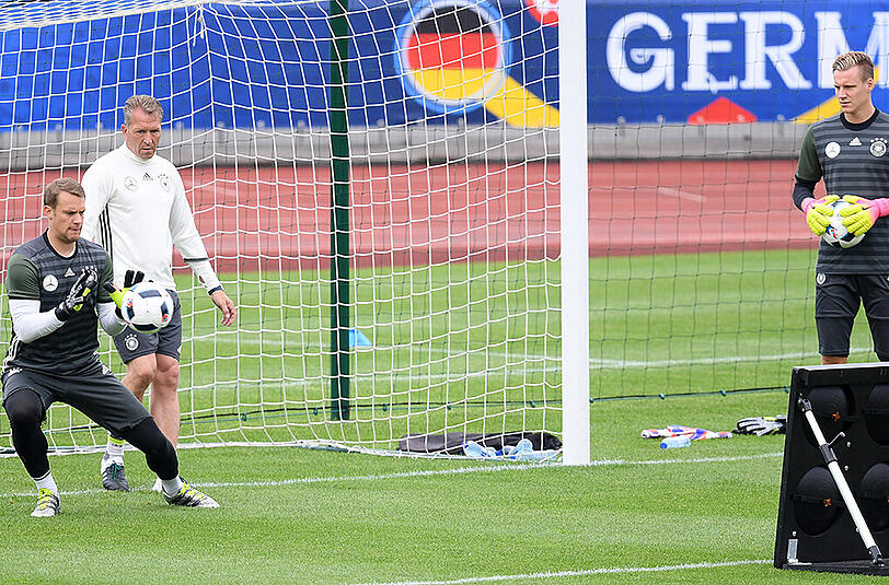 Unter Beschuss: Nationalkeeper Manuel Neuer (links) mit Torwarttrainer Andreas Köpke und Ersatzmann Bernd Leno (rechts).