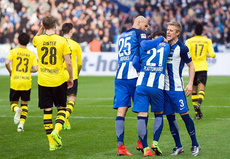 Geschenkter Nachmittag für Borussia Dortmund: Herthas John Anthony Brooks und Per Skjelbred (r) jubeln mit dem Torschützen zum 2:1, Marvin Plattenhardt (M.).