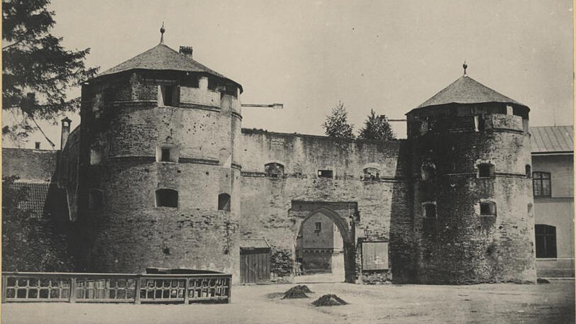 Bis 1856 stand hier das Angertor, heute steht dort das Hochhaus.