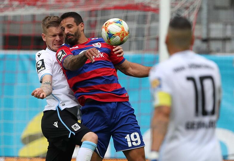 Ex-Löwe Grimaldi im Zweikampf mit Daniel Wein.