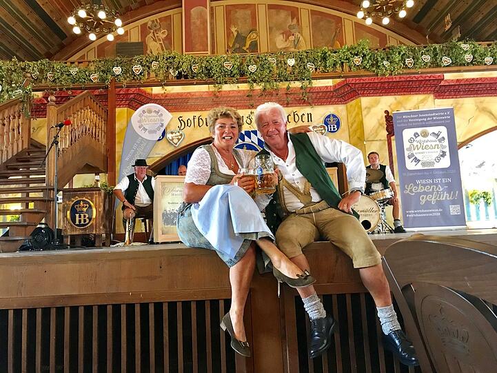 "Mogst beißn?", hat sie ihn vor genau 20 Jahren auf der Wiesn gefragt. Er: "Und i hob obissn". Gitti (60) und Werner Glauder (75) feiern ihre Wiesn-Liebe nun ersatzweise im Hofbräuhaus - auf der Wirtshaus-Wiesn. Foto:iko