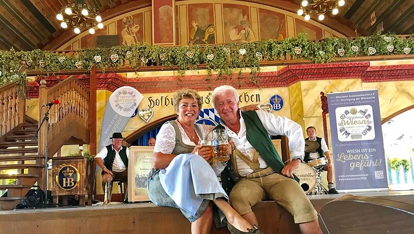 "Mogst beißn?", hat sie ihn vor genau 20 Jahren auf der Wiesn gefragt. Er: "Und i hob obissn". Gitti (60) und Werner Glauder (75) feiern ihre Wiesn-Liebe nun ersatzweise im Hofbräuhaus - auf der Wirtshaus-Wiesn. Foto:iko "Mogst beißn?", hat sie ihn vor genau 20 Jahren auf der Wiesn gefragt. Er: "Und i hob obissn". Gitti (60) und Werner Glauder (75) feiern ihre Wiesn-Liebe nun ersatzweise im Hofbräuhaus - auf der Wirtshaus-Wiesn. Foto:iko