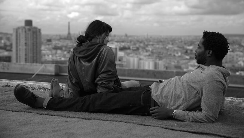 Aus einer WG mit Sex wird Liebe auf Umwegen: Lucie Zhang und Makita Samba überblicken den Stadtteil Les Olympiades im 13. Arrondissement in Paris.