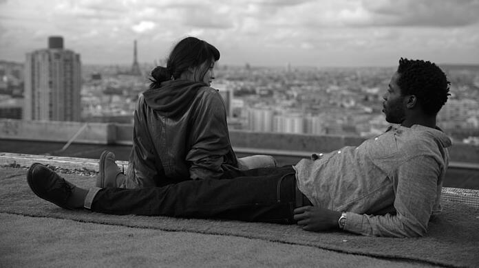 Aus einer WG mit Sex wird Liebe auf Umwegen: Lucie Zhang und Makita Samba überblicken den Stadtteil Les Olympiades im 13. Arrondissement in Paris.