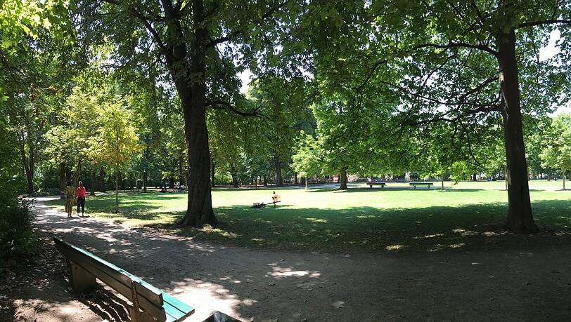 Meistens beschaulich, sodass sich ein Bankerl im Schatten findet: der Bayernpark (auch: Bayernplatz genannt) in Schwabing. Meistens beschaulich, sodass sich ein Bankerl im Schatten findet: der Bayernpark (auch: Bayernplatz genannt) in Schwabing.
