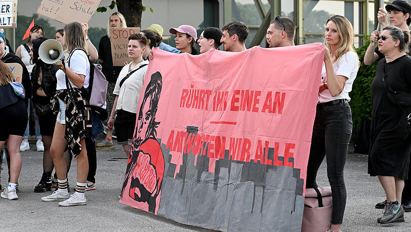 Die Demonstranten drohen der Band mit einer klaren Antwort. Die Demonstranten drohen der Band mit einer klaren Antwort.