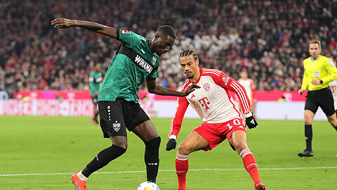 Im Dezember noch Kontrahenten, demnächst Kollegen? Stuttgarts Serhou Guirassy (l.) im Duell mit Bayern-Star Leroy Sané.