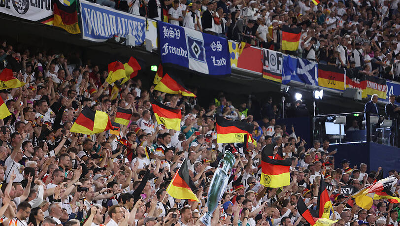 Die Fans der deutschen Nationalmannschaft beim Eröffnungsspiel. Die Fans der deutschen Nationalmannschaft beim Eröffnungsspiel.