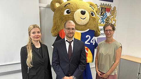 v. l. Johanna Heidrich, Martin Salomon und Regina Leitner von der Staatsanwaltschaft München I. Dahinter das falsche Maskottchen.