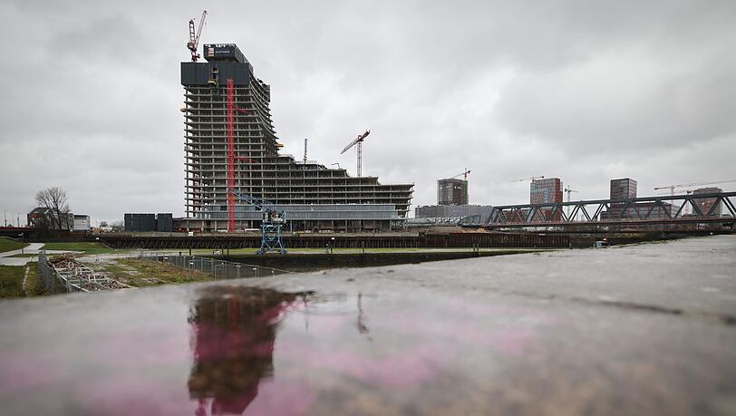 Die stillgelegte Baustelle des Elbtowers in der Hafencity.
