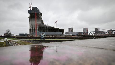 Die stillgelegte Baustelle des Elbtowers in der Hafencity.