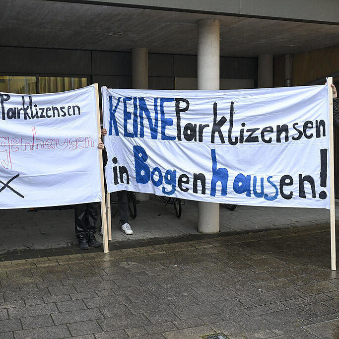 Der Widerstand gegen neue Parklizenzzonen in Altbogenhausen ist gut organisiert und laut.