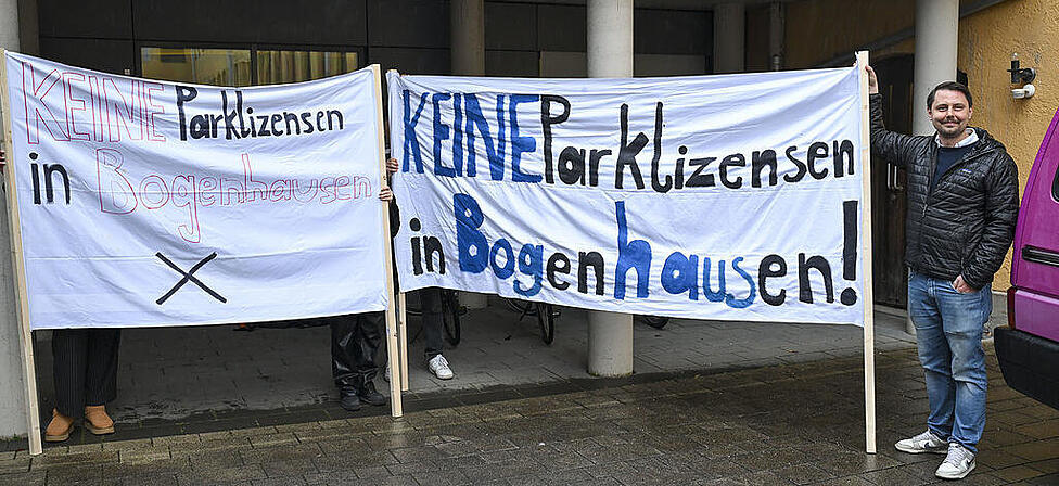 Der Widerstand gegen neue Parklizenzzonen in Altbogenhausen ist gut organisiert und laut.