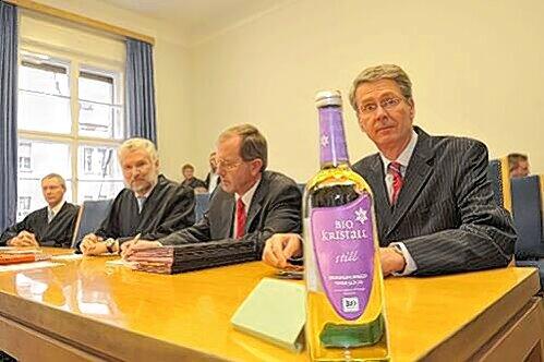 Wasserflasche vor Gericht: Lammsbräu-Chef Franz Ehrnsperger (re.) mit zwei Justitiaren und Klägeranwalt Andreas Wehlau (li.).