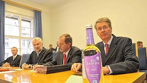 Wasserflasche vor Gericht: Lammsbräu-Chef Franz Ehrnsperger (re.) mit zwei Justitiaren und Klägeranwalt Andreas Wehlau (li.). Wasserflasche vor Gericht: Lammsbräu-Chef Franz Ehrnsperger (re.) mit zwei Justitiaren und Klägeranwalt Andreas Wehlau (li.).