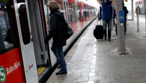 Derzeit gibt es Störungen bei der S-Bahn (Symbolfoto) Derzeit gibt es Störungen bei der S-Bahn (Symbolfoto)