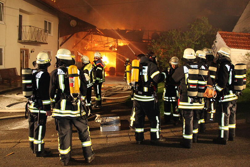 Brand auf einem Bauernhof in Taufkirchen. Die Bilder von den Löscharbeiten