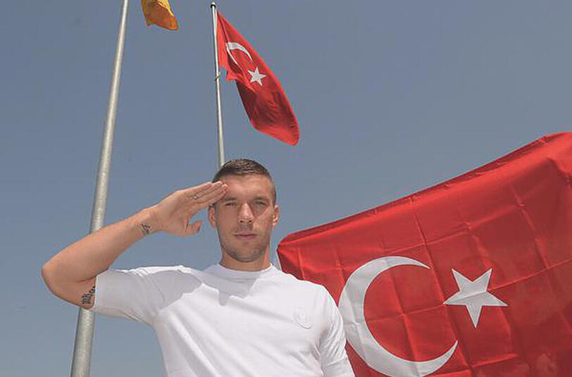 Lukas Podolski salutiert vor der türkischen Flagge