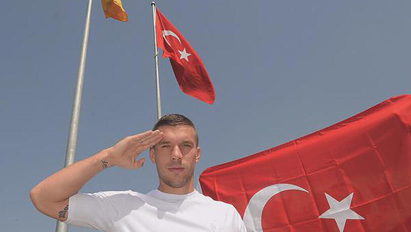Lukas Podolski salutiert vor der türkischen Flagge Lukas Podolski salutiert vor der türkischen Flagge