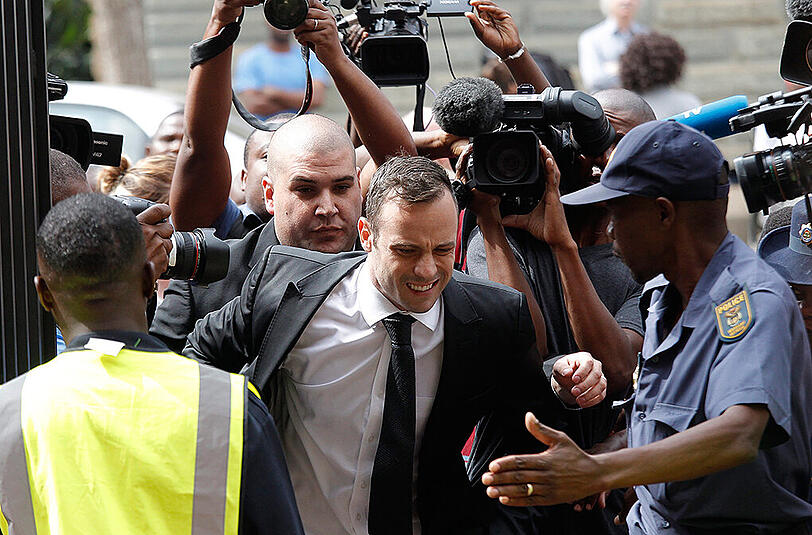 Bedrängt von Schaulustigen und Journalisten: Oscar Pistorius auf dem Weg ins Gericht in Pretoria.