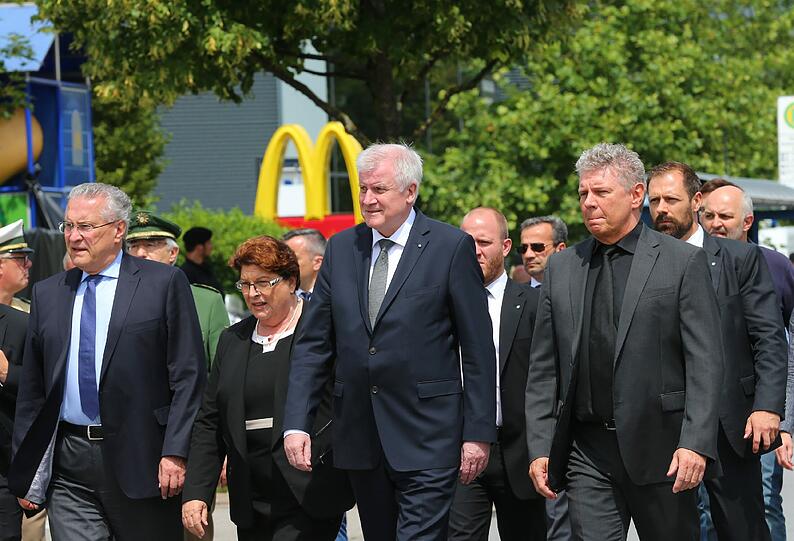 Joachim Herrmann, Barbara Stamm, Horst Seehofer und Dieter Reiter (r.) besuchen am Tag nach dem Amoklauf den Tatort am Olympia-Einkaufszentrum.