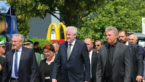 Joachim Herrmann, Barbara Stamm, Horst Seehofer und Dieter Reiter (r.) besuchen am Tag nach dem Amoklauf den Tatort am Olympia-Einkaufszentrum.