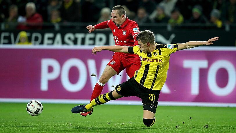 Borussia Dortmund brachte dem FC Bayern in dieser Bundesliga-Saison die bis dato einzige Niederlage bei (1:0). Hier duellieren sich Dortmunds Matthias Ginter (rechts) und Franck Ribéry.
