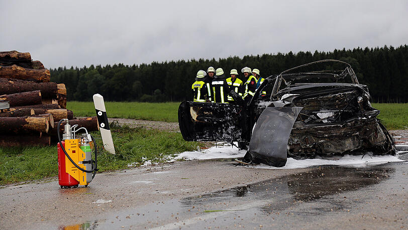 Der BMW-Fahrer krachte gegen den Baumstapel und war vermutlich sofort tot. Die Bilder vom Horror-Crash.