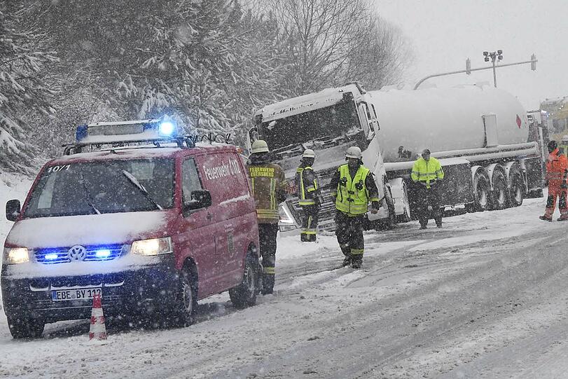 Die Straßen im Bereich Pöring waren teilweise aufgrund von Schneeverwehungen unpassierbar. Mehrere Fahrzeuge, darunter auch ein Tankwagen, blieben stecken.