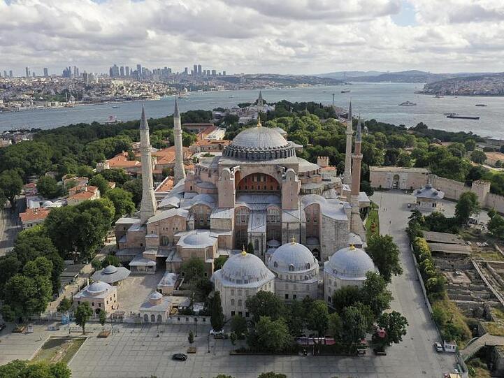 Rund 90 Jahre nach der Umwandlung des Istanbuler Wahrzeichens Hagia Sophia in ein Museum durch Republikgründer Mustafa Kemal Atatürk wird das Gebäude wieder eine Moschee.