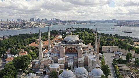 Rund 90 Jahre nach der Umwandlung des Istanbuler Wahrzeichens Hagia Sophia in ein Museum durch Republikgründer Mustafa Kemal Atatürk wird das Gebäude wieder eine Moschee.