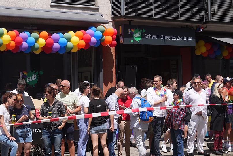 Auch die Müllerstraße beim Schwul-Queeren Zentrum "sub" ist gesäumt von Hunderten von Menschen.