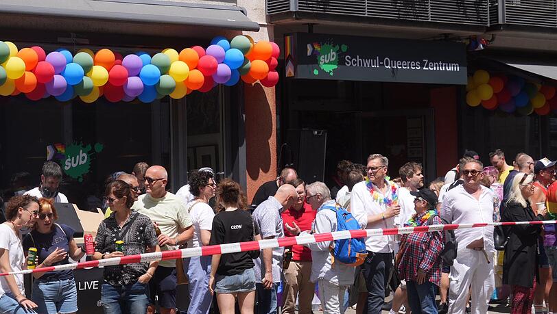 Auch die Müllerstraße beim Schwul-Queeren Zentrum "sub" ist gesäumt von Hunderten von Menschen. Auch die Müllerstraße beim Schwul-Queeren Zentrum "sub" ist gesäumt von Hunderten von Menschen.