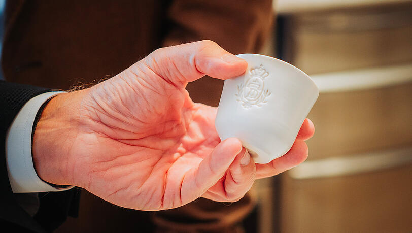 Die schlichte Espresso-Tasse mit eingestanztem Dallmayr-Logo. Die schlichte Espresso-Tasse mit eingestanztem Dallmayr-Logo.