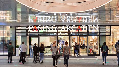 Shoppingziel in Pasing: Schon vor der T&uuml;r beginnt der Herbstbummel.