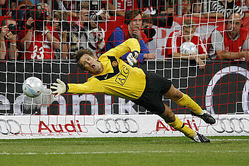 Edwin van der Sar, Manchesters jahrelange Nummer, eins steht im Spiel gegen den FC bayern zwischen den Pfosten.