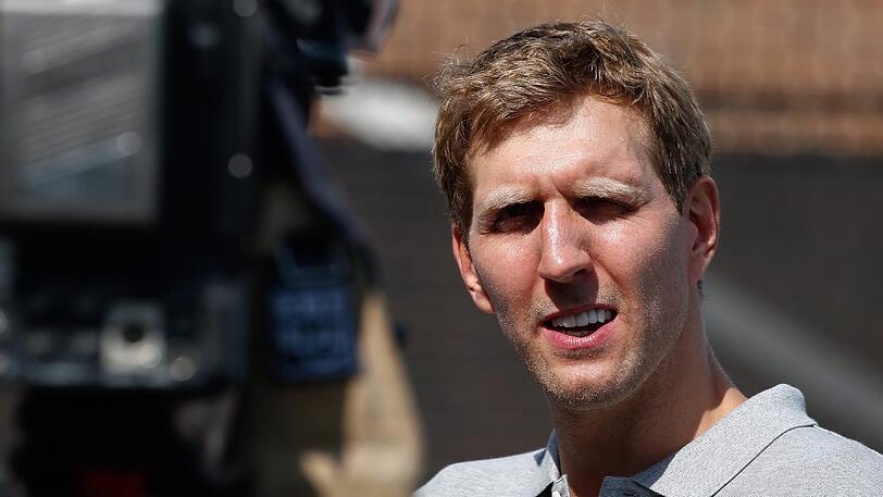 Mit dem neuen Vertrag könnte Dirk Nowitzki zu Basketball-Legende Kobe Bryant aufschließen, der 20 Spielzeiten für die Los Angeles Lakers aktiv war.