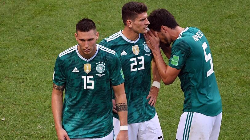 "Das ist ganz schwierig in Worte zu fassen", sagt Verteidiger Mats Hummels (M.) nach dem Aus gegen Südkorea.