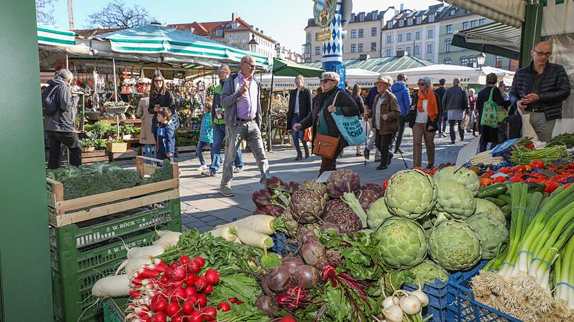 Ein Gemüsestandl am Viktualienmarkt: Ob die Radieserl, Artischocken und Rote Bete auch ökologisch angebaut werden? Meistens ist das nicht der Fall.