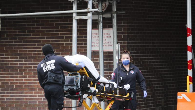 Mitarbeiter des Gesundheitswesens schieben einen Patienten in das Brooklyn Hospital Center in Brooklyn. In der außer Kontrolle geratenen Corona-Pandemie in den USA könnten in den kommenden Monaten nach Modellrechnungen weitere Zehntausende Menschen sterben. Mitarbeiter des Gesundheitswesens schieben einen Patienten in das Brooklyn Hospital Center in Brooklyn. In der außer Kontrolle geratenen Corona-Pandemie in den USA könnten in den kommenden Monaten nach Modellrechnungen weitere Zehntausende Menschen sterben.