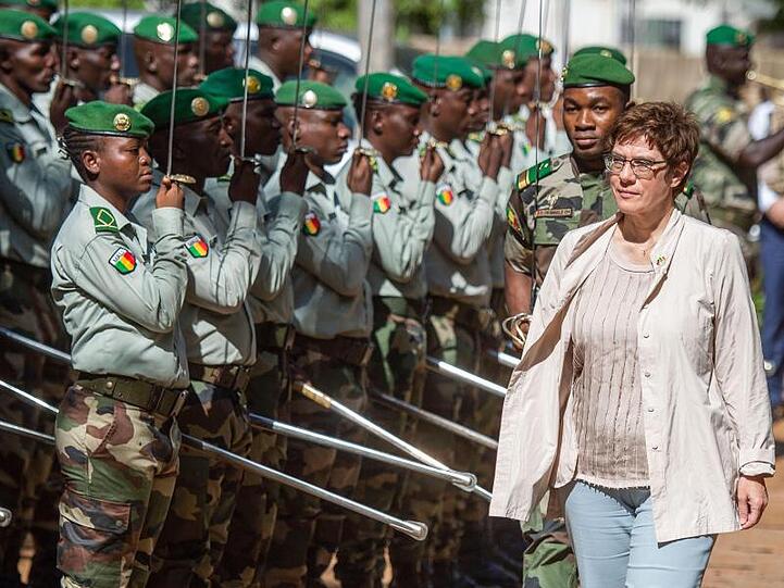 Verteidigungsministerin Kramp-Karrenbauer wird im Ausbildungszentrum der malischen Streitkräfte in Koulikoro mit militärischen Ehren empfangen.