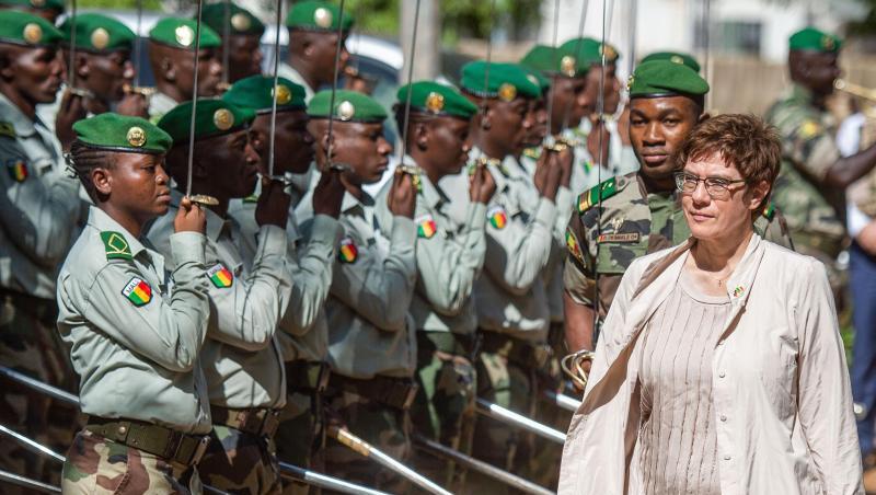 Verteidigungsministerin Kramp-Karrenbauer wird im Ausbildungszentrum der malischen Streitkräfte in Koulikoro mit militärischen Ehren empfangen. Verteidigungsministerin Kramp-Karrenbauer wird im Ausbildungszentrum der malischen Streitkräfte in Koulikoro mit militärischen Ehren empfangen.