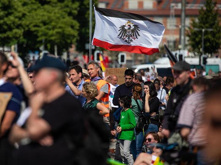 Momentaufnahme einer Protestkundgebung auf dem Cannstatter Wasen.